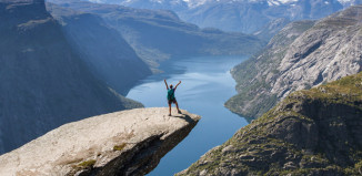 Trolltunga-Felsvorsprung-in-Norwegen