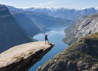 Trolltunga-Felsvorsprung-in-Norwegen