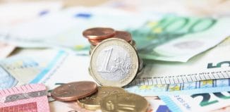 Euro-Geld auf Scheinen und Banknoten – 1 Euro Fokus