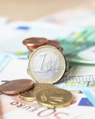 Euro-Geld auf Scheinen und Banknoten – 1 Euro Fokus