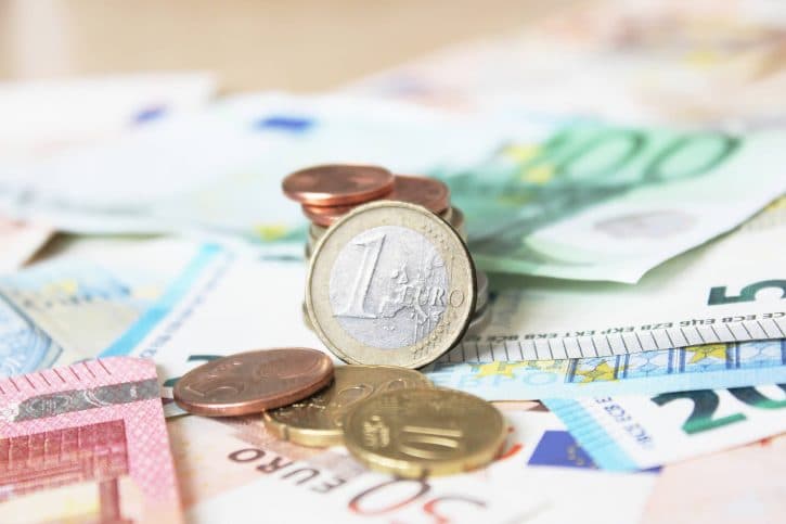 Euro-Geld auf Scheinen und Banknoten – 1 Euro Fokus