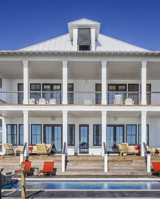 Eine Villa mit Pool, möglichst nahe am Strand, kann ein Zeichen von Luxus sein.