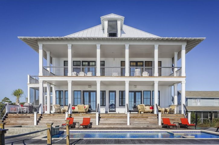 Eine Villa mit Pool, möglichst nahe am Strand, kann ein Zeichen von Luxus sein.