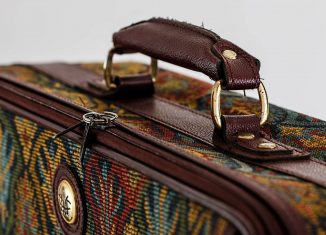 Die Reisenden und die Unterkunft - Koffer