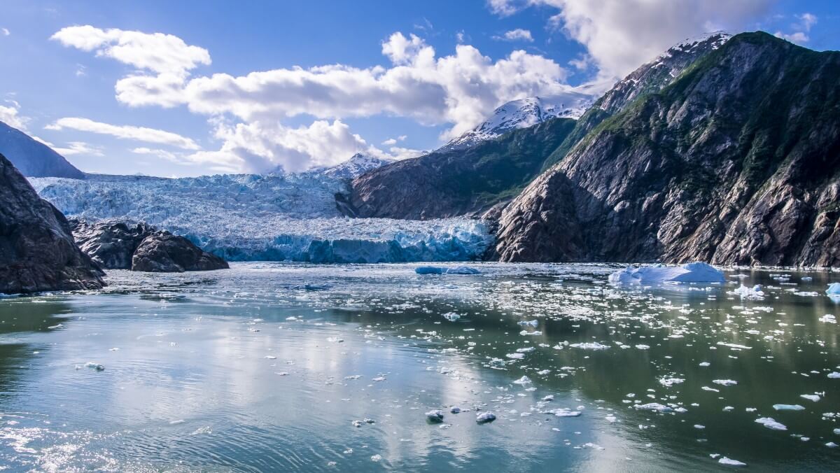 Die Norwegian Bliss kreuzt durch das eisige Alaska
