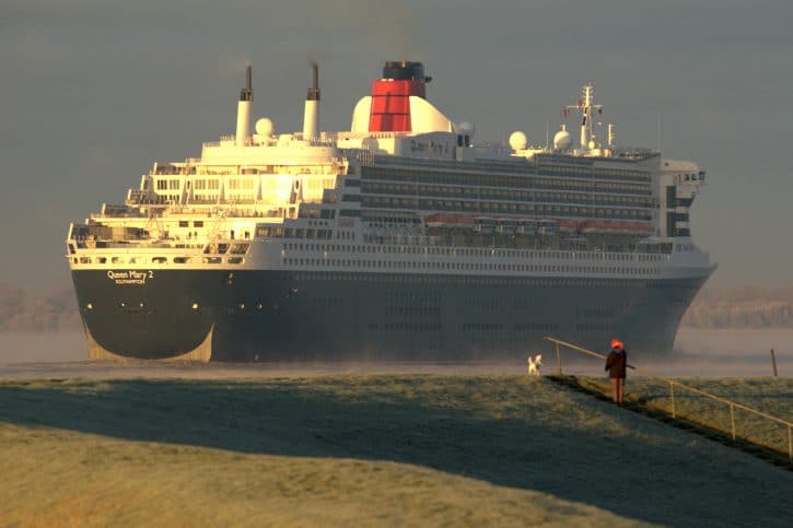 Die Queen Mary bei einem Besuch auf der Elbe