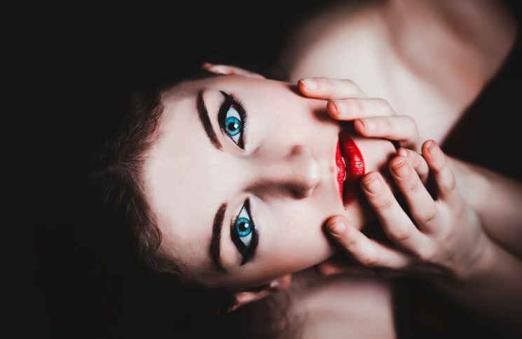 Frau mit roten Lippen und blauen Augen - die neuen Beauty Trends 2020
