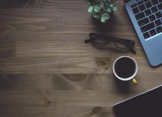 Die Qualität von Holztischen im Wohnzimmer erhalten