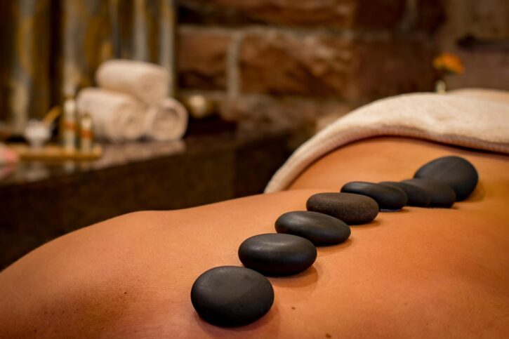 Exklusive Behandlungen für ultimative Entspannung, etwa eine Massage
