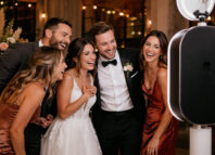 Fotobox als Gästeerlebnis - warum sie Feiern lebendiger und persönlicher macht