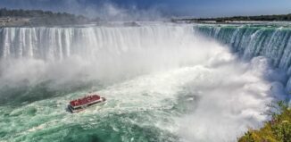 Die 3 bekanntesten Wasserfälle der Welt Die bekanntesten Wasserfälle der Welt – Naturgewalten zwischen Victoriafällen, Iguazú-Wasserfällen und Niagara Falls